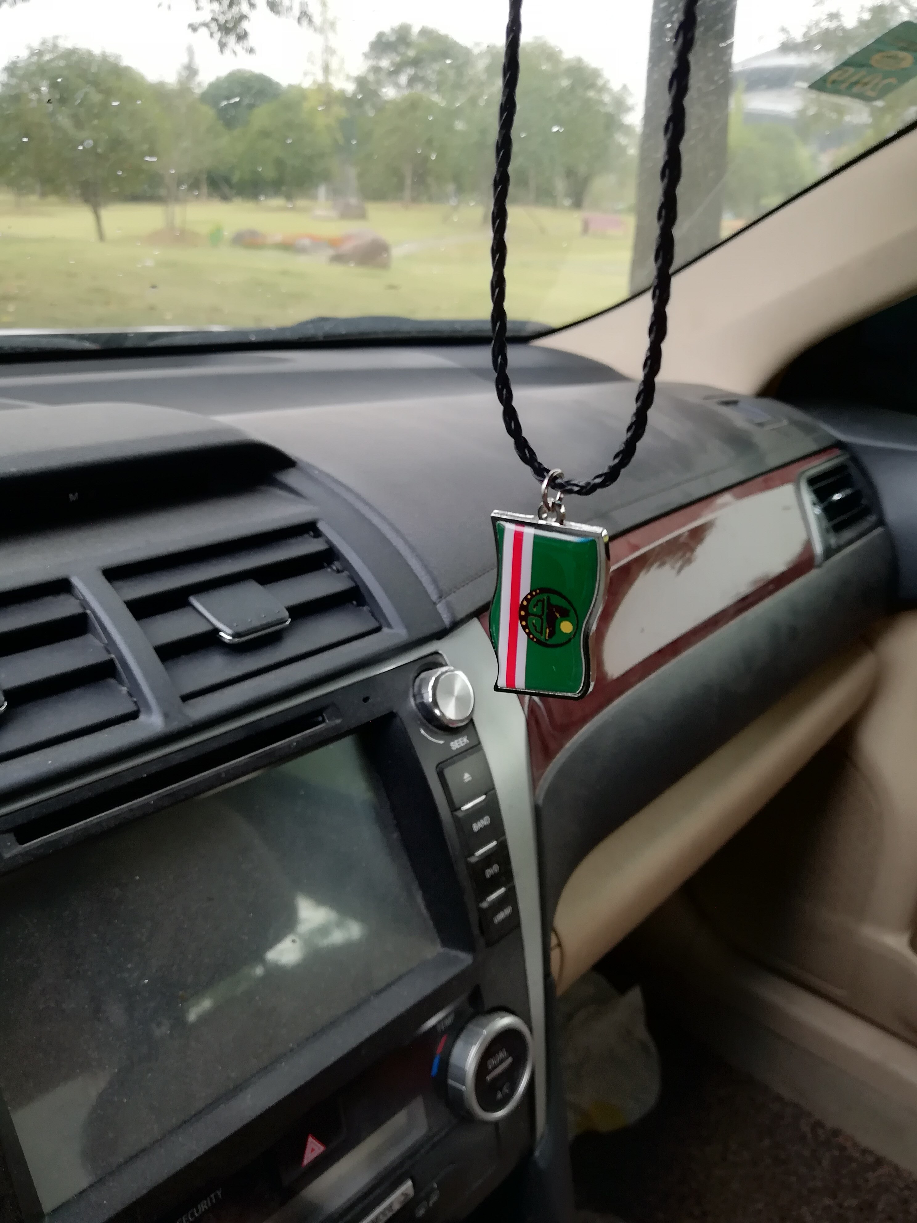 A Csecsen Köztársaság 2Db / Lot Zászlaja Ichkeria Chechnya Kulcstartó Póló Nyaklánc Autós Matrica Otthoni Iroda Függő Telefontok - Image 2