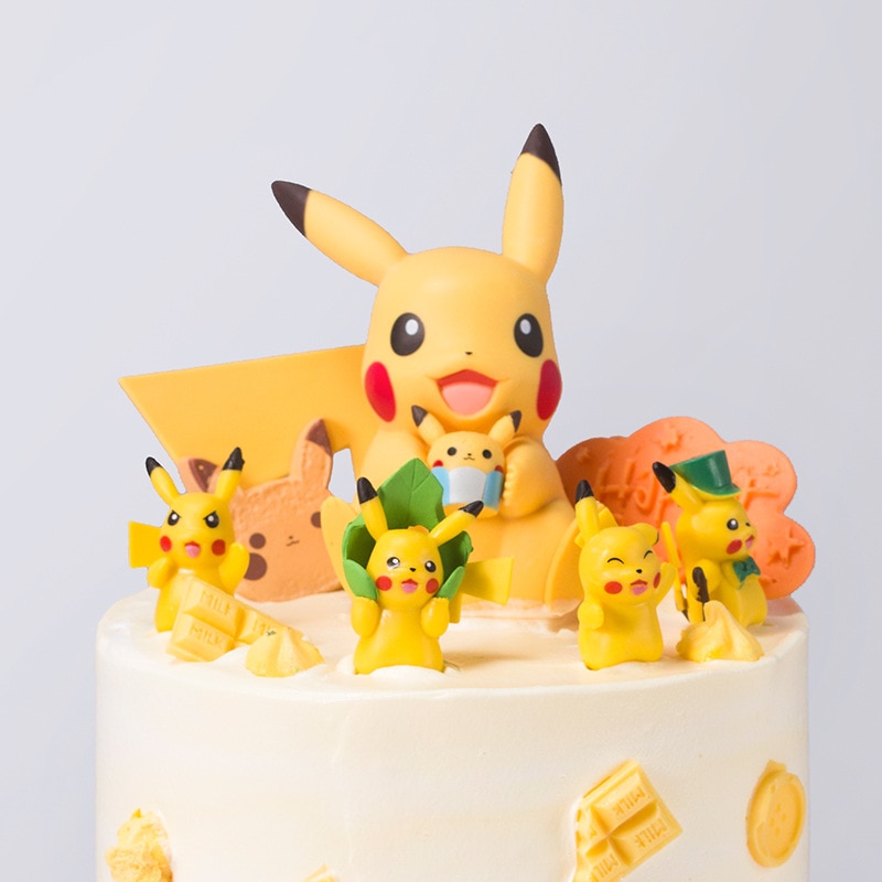Takara Tomy Dekoratív Dísztárgyak Születésnapi Torta Pikachu Sütés Baba Pokemon Doll Plug-In Flag Kiegészítők