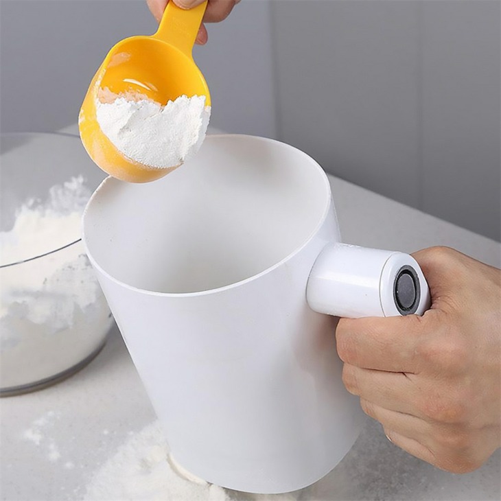 1-Liter-Handheld-Electric-Flour-Sieve-Icing-Sugar-Powder-Stainless-Steel-Flour-Screen-Cup-Shaped-Sifter 1 Liter Kézi Elektromos Liszt Sziták Porcukor Rozsdamentes Acél Liszt Képernyő Csésze Alakú Szitter Konyhai Tészta Sütemény - Image 1