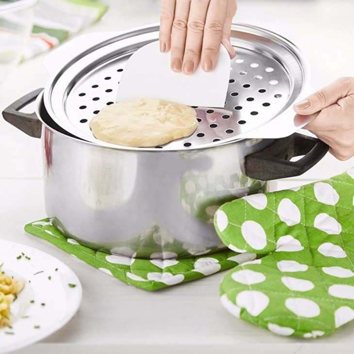 Stainless-Steel-Spaetzle-Maker-Lid-with-Scraper-Germany-Eggs-Noodle-Dumpling-Maker-Home-Kitchen-Pasta-Cooking Rozsdamentes Acélból Készült Spaetzle Gyártó Fedél Kaparó Németország Tojás Tészta Gombóc Készítő Otthoni Konyhai Tészta Főzési Eszközök - Image 1